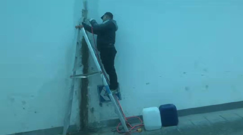 绿地集团二楼食堂漏水注浆堵漏维修